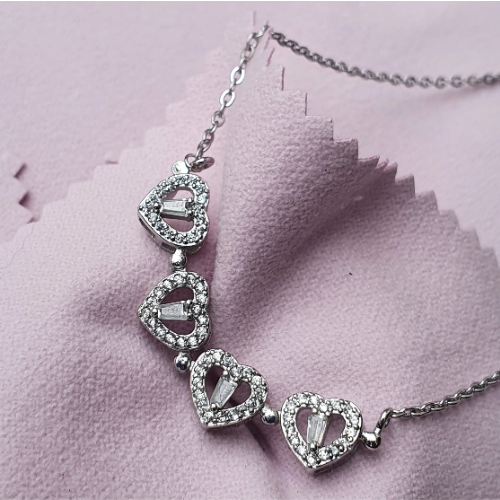 Trébol de 4 Corazones – Amor, Suerte y Elegancia