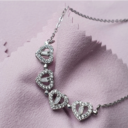 Trébol de 4 Corazones – Amor, Suerte y Elegancia